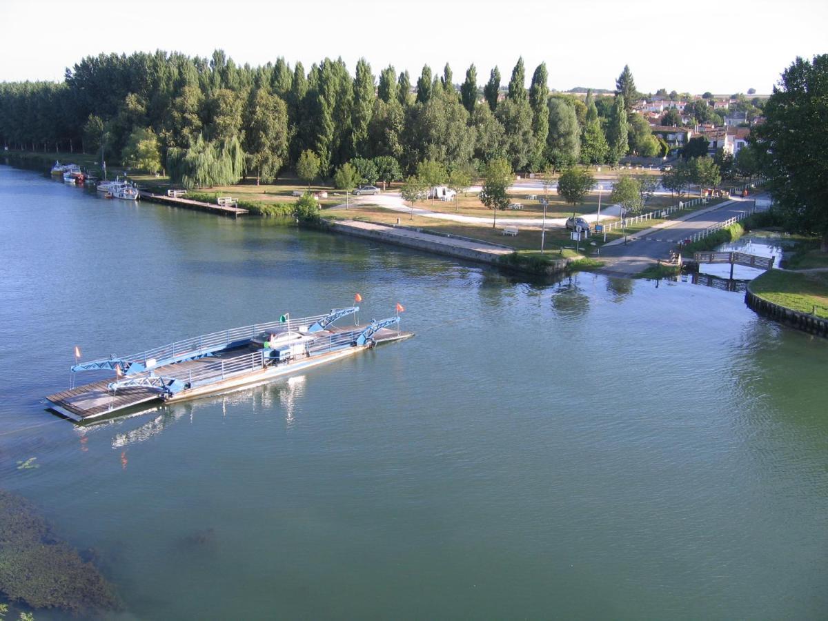 Camping Belle Riviere Chaniers 外观 照片