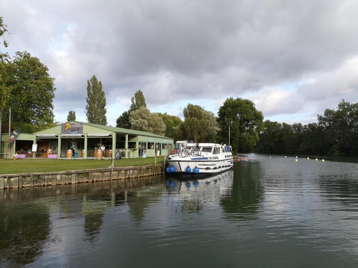 Camping Belle Riviere Chaniers 外观 照片