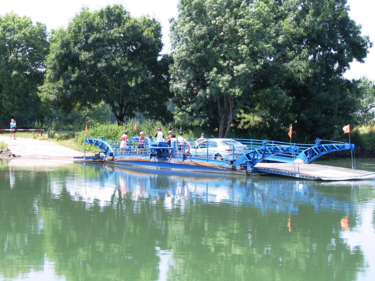 Camping Belle Riviere Chaniers 外观 照片